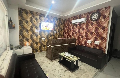 Mahipalpur Extension Hotel | Budget-Friendly Stay at Hotel SSD Plaza with Hot Tub Access