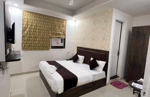 Mahipalpur Extension Hotel | Budget-Friendly Stay at Hotel SSD Plaza with Hot Tub Access