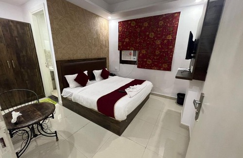 Mahipalpur Extension Hotel | Budget-Friendly Stay at Hotel SSD Plaza with Hot Tub Access