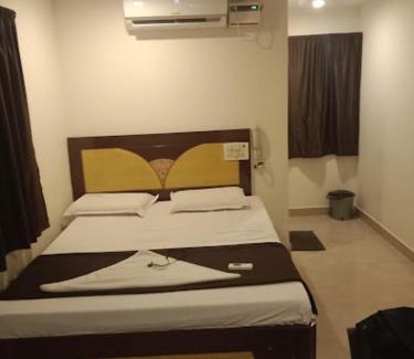 Dwaraka Nagar Hotel | Discover Hotel SSR: Family-Friendly with Breakfast & Hot Tub