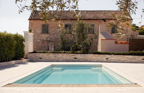 Batalaza Hotel | Charming Villa Stari Dvor: Oceanfront & Pet Friendly Retreat