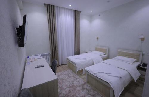 Qarshi Hotel | Budget-Friendly Hotel Status with Breakfast & Family Amenities