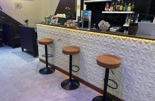 Central Station Hotel | Welcoming Hotel Stradivari: Family-Friendly Retreat Awaits