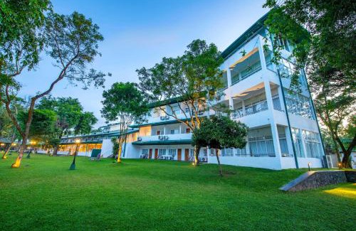 New Town Hotel | Discover Hotel Sudu Araliya: Oceanfront Escape with Pool