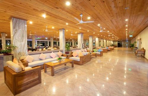 New Town Hotel | Discover Hotel Sudu Araliya: Oceanfront Escape with Pool
