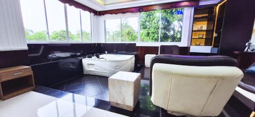 Mocoa Hotel | Discover Hotel Suma Wasi: Family-Friendly with Pool & Hot Tub