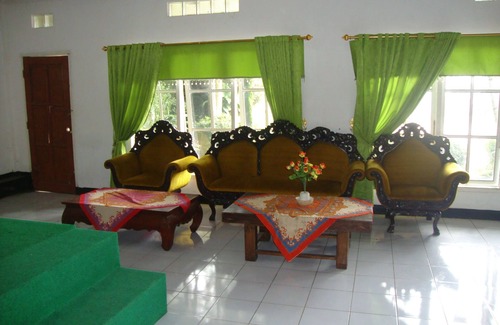 Tarogong House | Budget-Friendly Stay at Hotel Suminar with Breakfast Included