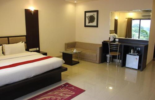 Varanasi Hotel | Relax at Hotel Surya, Kaiser Palace with Oceanfront Pools