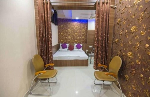 Satna Hotel | Relax at Hotel Swarat: Family-Friendly with Pool Access