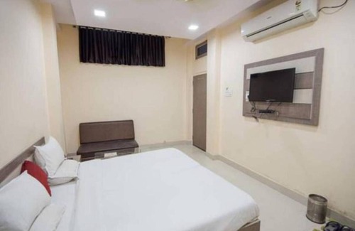 Satna Hotel | Relax at Hotel Swarat: Family-Friendly with Pool Access