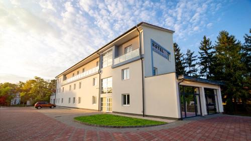 Szeghalom Hotel | Pet-Friendly Hotel Szeghalom with Beachfront Views & Spa