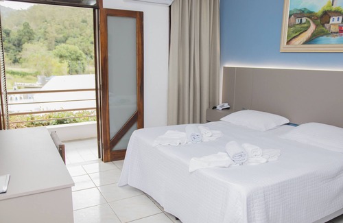 Gravatal Hotel | Relax at Hotel Termas do Lago with Pool & Spa Amenities