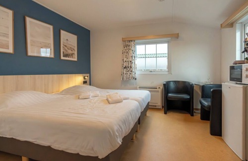 Sint-Annaland Resort | Inviting Hotel Room "Terra Mare" with Spa & Family Amenities