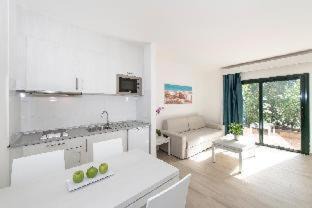 Los Mojones Hotel | Relax at Hotel THB Flora with Pool & Oceanfront Views