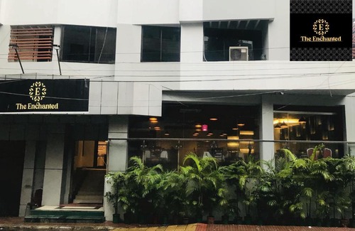 Banani House | Discover Comfort at Hotel The Enchanted with Hot Tub & Dining