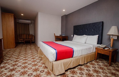 Banani House | Discover Comfort at Hotel The Enchanted with Hot Tub & Dining