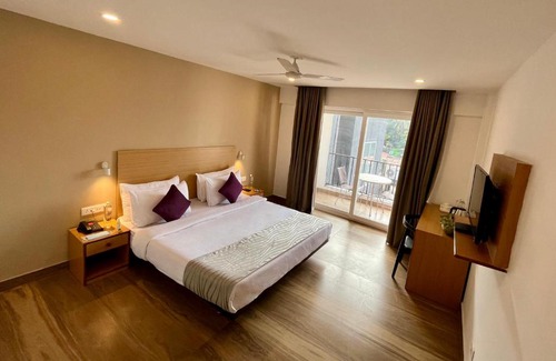 Gauravaddo Hotel | Experience Comfort at Hotel The Golden Sands with Pool & Breakfast