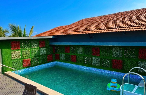 Gauravaddo Hotel | Experience Comfort at Hotel The Golden Sands with Pool & Breakfast