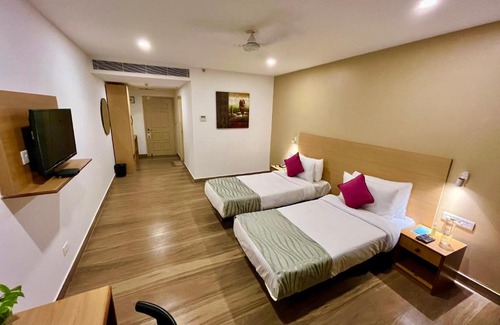 Gauravaddo Hotel | Experience Comfort at Hotel The Golden Sands with Pool & Breakfast