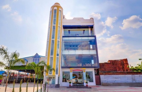 Basti Hotel | Budget-Friendly Hotel The Grand Bhavya Palace with Dining Options