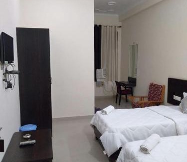 Kushinagar Bed & Breakfast | Pet-Friendly Comfort at Hotel the Ideal with Breakfast Included