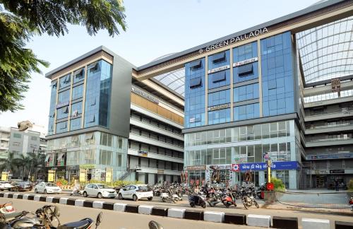 Surat Hotel | Affordable Stay at HOTEL THE PARKER INN with Breakfast & Pets