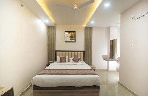 Varanasi Hotel | Discover Comfort at Hotel The Pearl with Breakfast Included