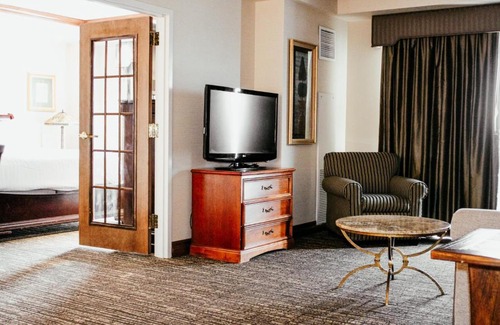 Topeka Hotel | Pet-Friendly Hotel Topeka at City Center with Pool Access