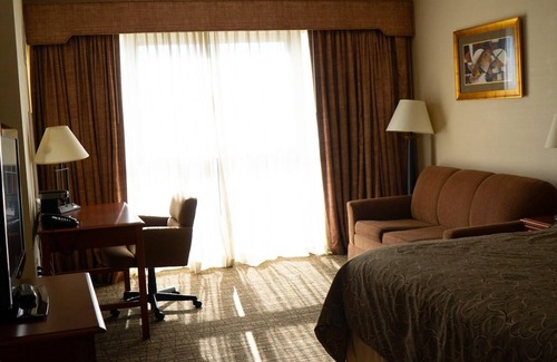 Topeka Hotel | Comfortable Stay at Hotel Topeka with Pool & Spa Amenities