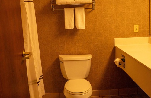 Topeka Hotel | Comfortable Stay at Hotel Topeka with Pool & Spa Amenities