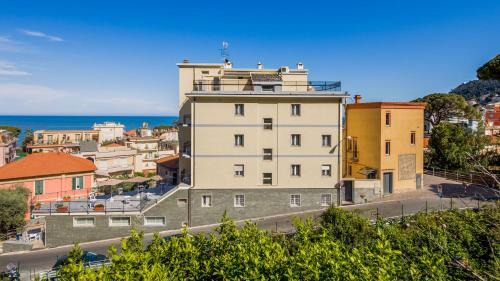 Laigueglia Hotel | Pet-Friendly Hotel Tritone: Family Fun with Hot Tub Access