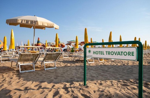 Lido di Jesolo Hotel | Hotel Trovatore: Pet-Friendly Stay with Ocean Views