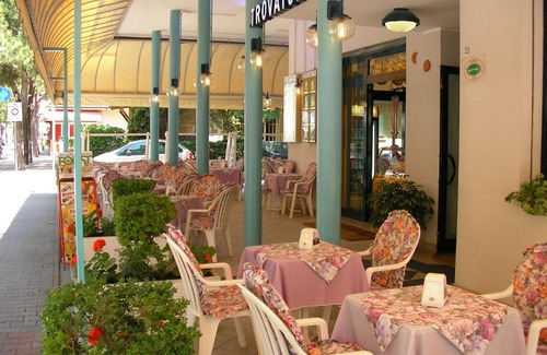 Lido di Jesolo Hotel | Hotel Trovatore: Pet-Friendly Stay with Ocean Views