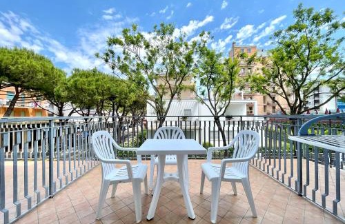 Lido di Jesolo Hotel | Hotel Trovatore: Pet-Friendly Stay with Ocean Views