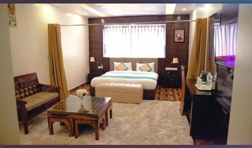 Manigram Hotel | Pet-Friendly Hotel Tulip with Pool and Breakfast Awaits