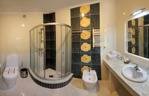 Skhidnytsya Hotel | Discover Hotel Tustan: 4-Star Stay with Oceanfront Views