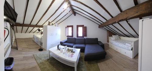Galdakao Hotel | Pet-Friendly 2-TUUL ETXEA: Cozy Double Room near Bilbao