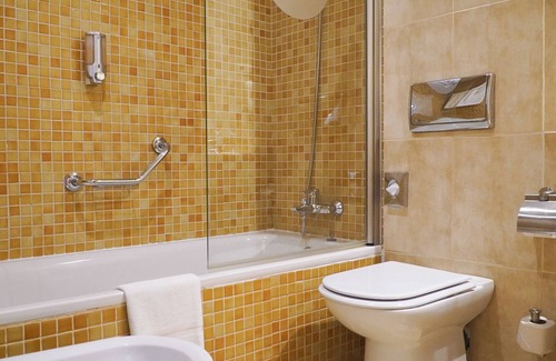 Sevilla Este Hotel | Discover Hotel Vértice Sevilla: Family-Friendly with Pool