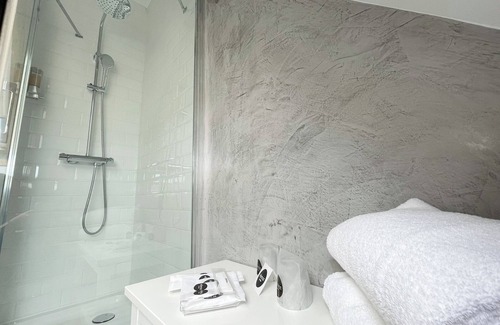 Sevilla Este Hotel | Discover Hotel Vértice Sevilla: Family-Friendly with Pool