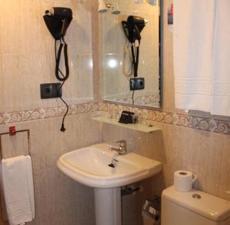 Distrito Oeste Hotel | Budget-Friendly Hotel Valdés with Breakfast & Pet Welcome