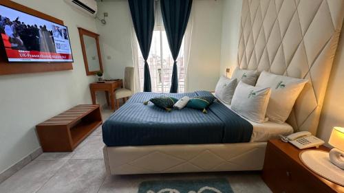 Akwa II Hotel | Inviting Stay at Hotel Vallée Des Princes with Pool & Hot Tub