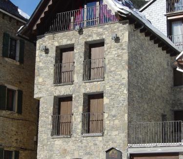 Sallent de Gallego Hotel | Discover Hotel Valle De Izas: Rated 9.3 with Hot Tub & Dining