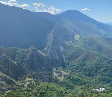 San Esteban de Valdueza Hotel | Hotel Valle del Silencio: Exceptional Stay with Hot Tub Access