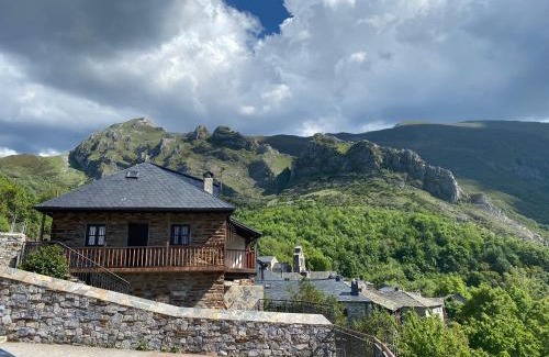San Esteban de Valdueza Hotel | Hotel Valle del Silencio: Exceptional Stay with Hot Tub Access