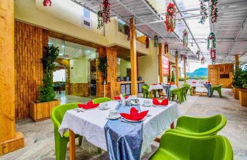 Shimla Hotel | Cozy Valley View Hotel & Restaurant with Spa and Hot Tub