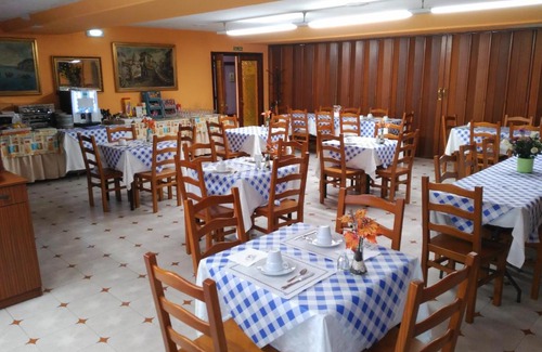 Langreo Hotel | Convenient Stay at Hotel Vaqueros: Pet & Child Friendly
