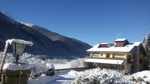 Temu Hotel | Elegant Hotel Veduta dell'Adamello: Spa & Pet Friendly Stay