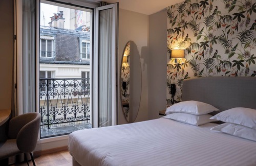 Quartier Saint-Ambroise Hotel | Discover Hotel Verlain: Family-Friendly with Breakfast Included