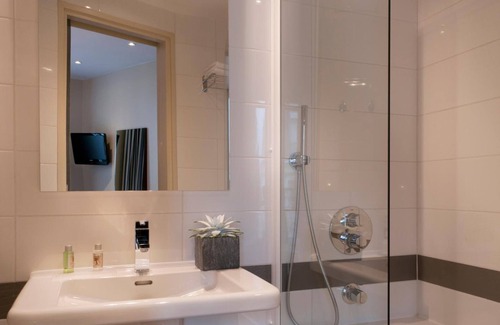 Quartier Saint-Ambroise Hotel | Discover Hotel Verlain: Family-Friendly with Breakfast Included