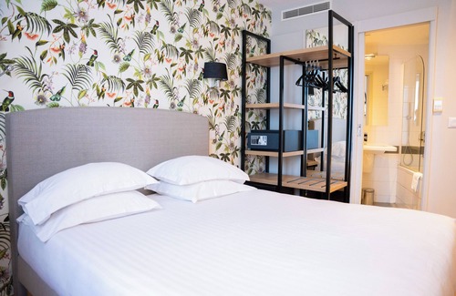Quartier Saint-Ambroise Hotel | Discover Hotel Verlain: Family-Friendly with Breakfast Included